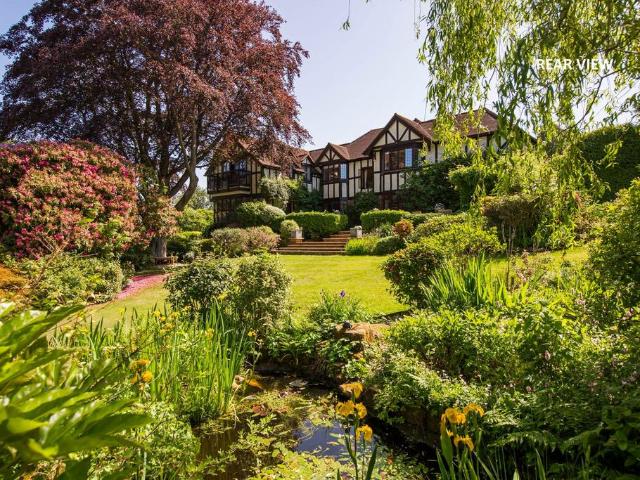 6 bedroom detached house for sale