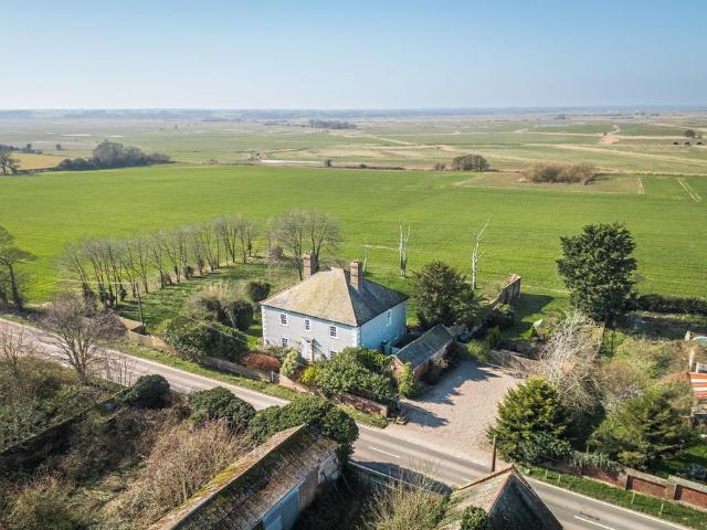 6 bedroom detached house for sale