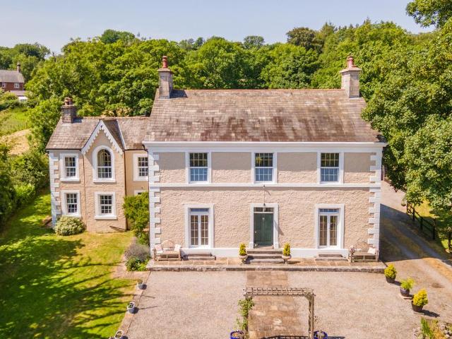 6 bedroom detached house for sale