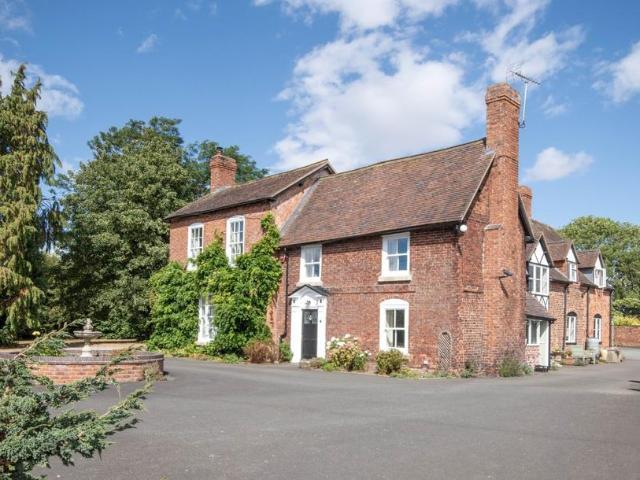 6 bedroom detached house for sale