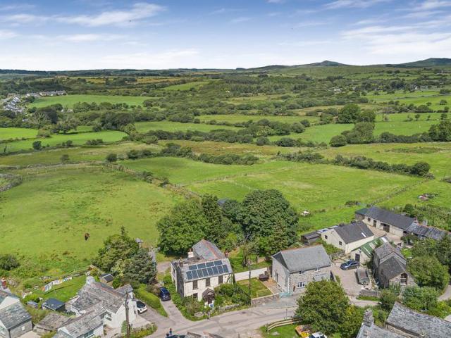 6 bedroom detached house for sale