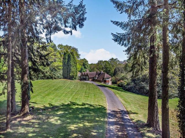 6 bedroom detached house for sale