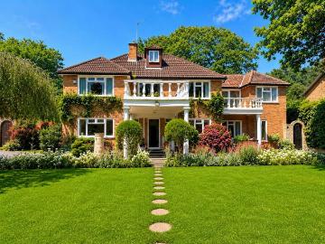 6 bedroom detached house for sale
