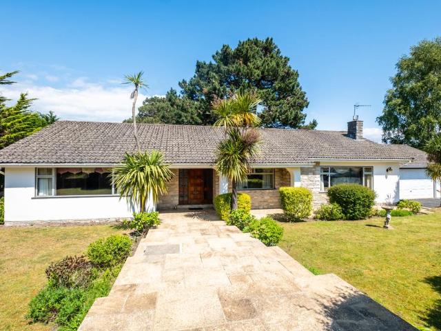 6 bedroom detached house for sale