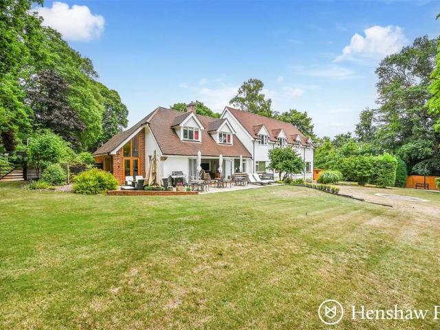6 bedroom detached house for sale