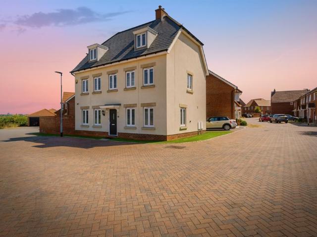 6 bedroom detached house for sale