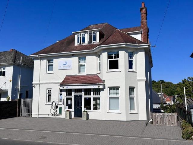 6 bedroom detached house for sale