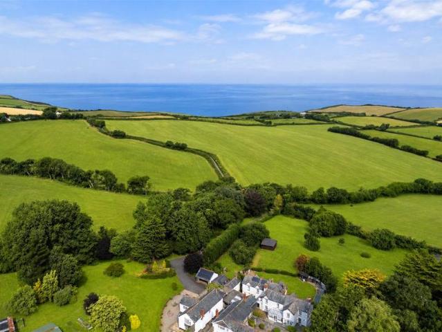 6 bedroom detached house for sale