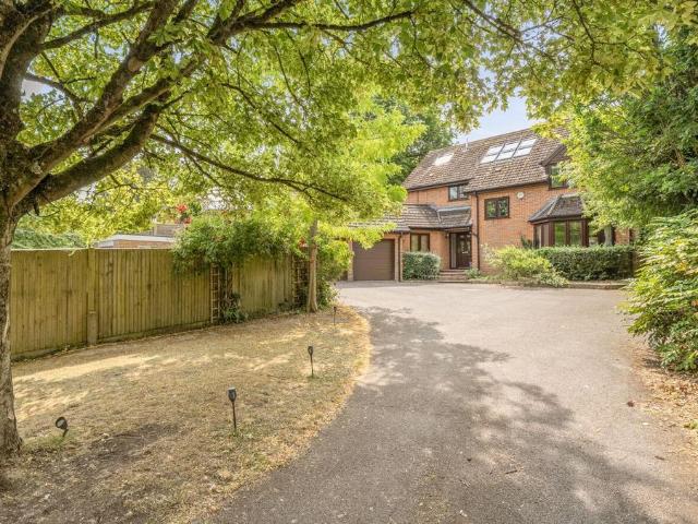 6 bedroom detached house for sale