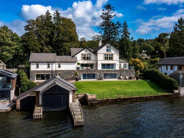 6 bedroom detached house for sale