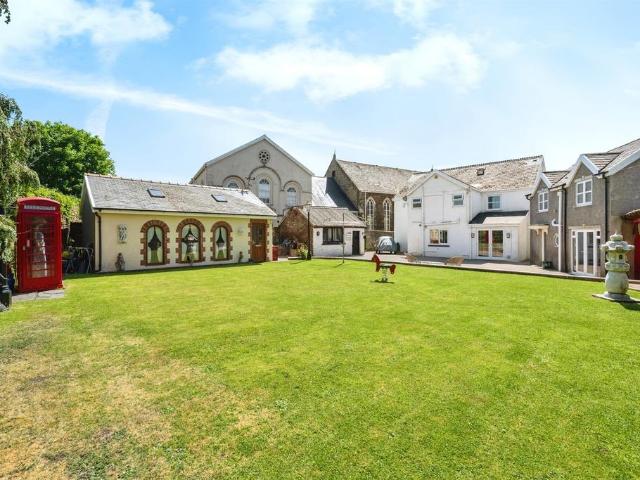 6 bedroom detached house for sale