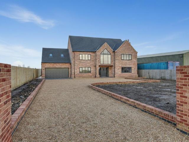 6 bedroom detached house for sale