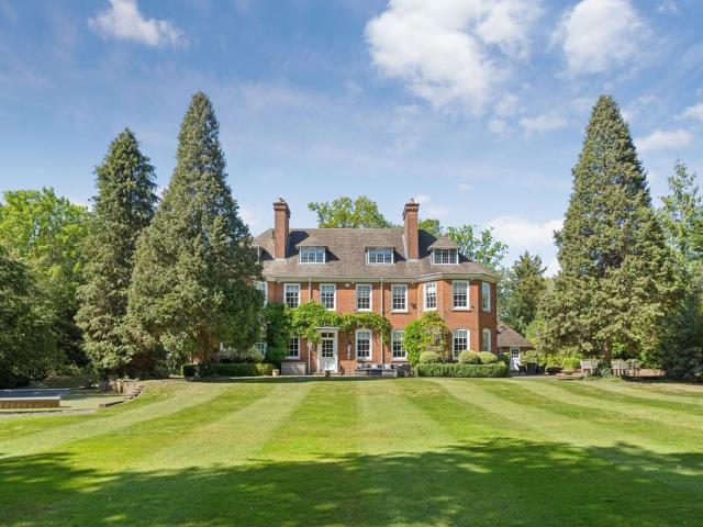 6 bedroom detached house for sale