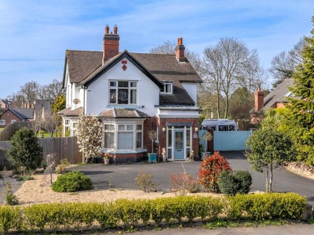 6 bedroom detached house for sale