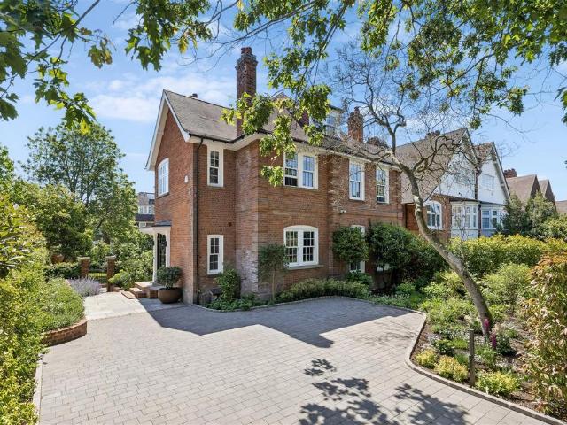6 bedroom detached house for sale