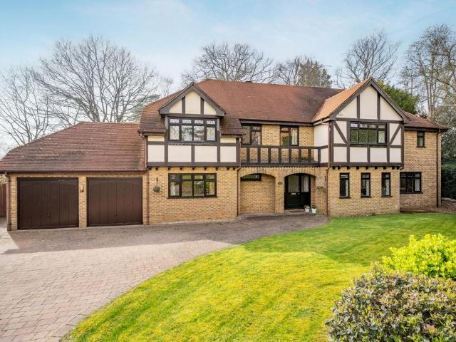 6 bedroom detached house for sale