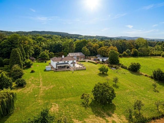 6 bedroom detached house for sale