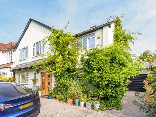 6 bedroom detached house for sale