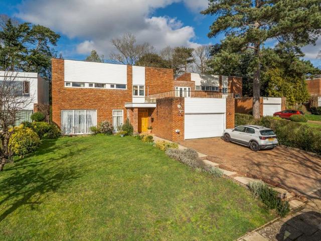 6 bedroom detached house for sale