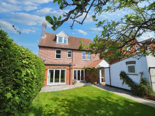 6 bedroom detached house for sale