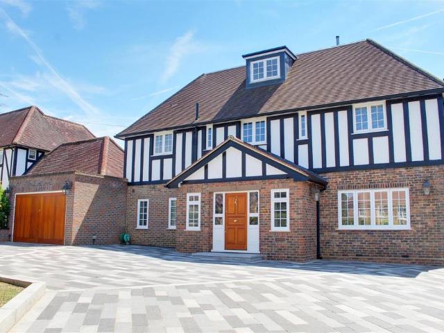 6 bedroom detached house for sale