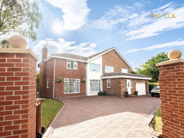 6 bedroom detached house for sale