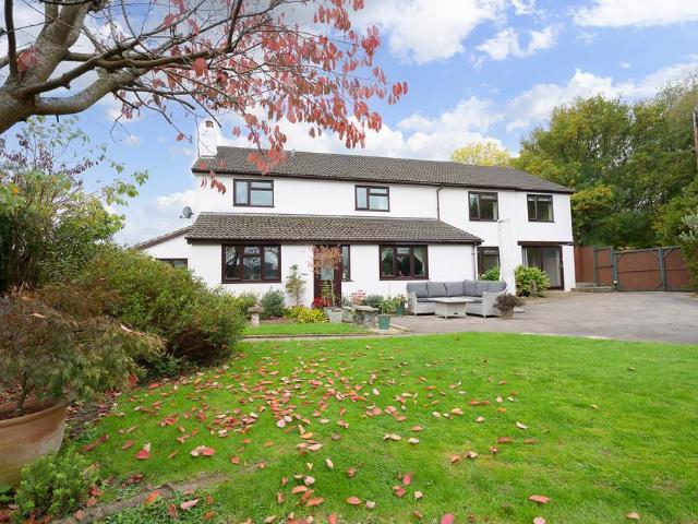 6 bedroom detached house for sale