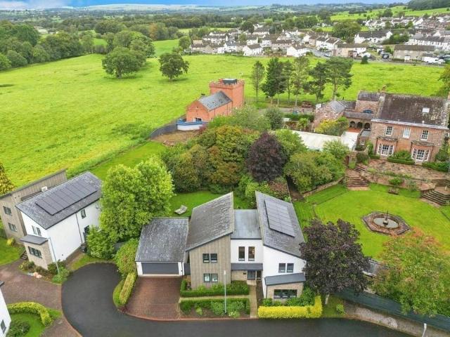 6 bedroom detached house for sale