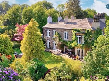 6 bedroom detached house for sale