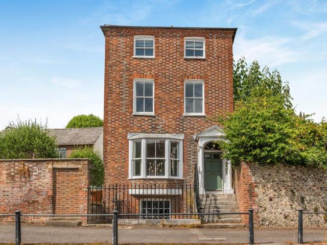 6 bedroom detached house for sale