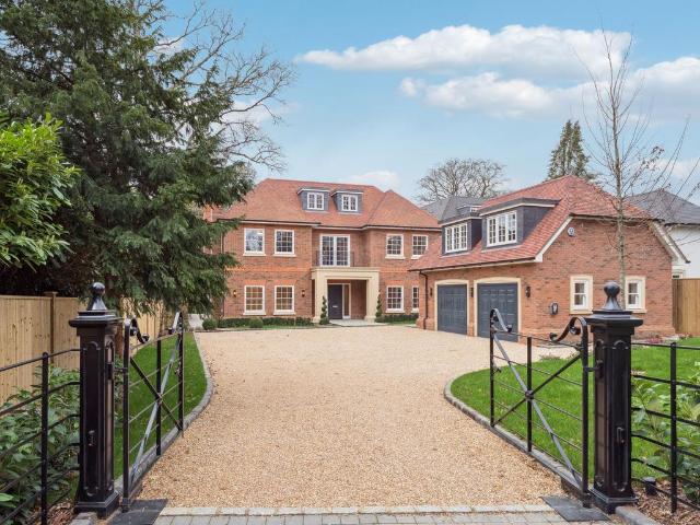 6 bedroom detached house for sale
