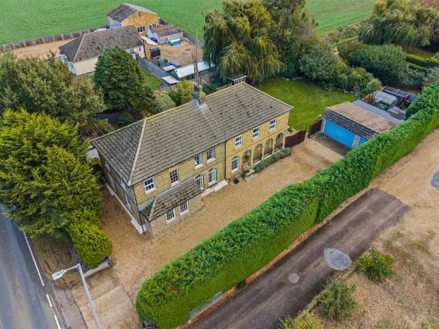 6 bedroom detached house for sale