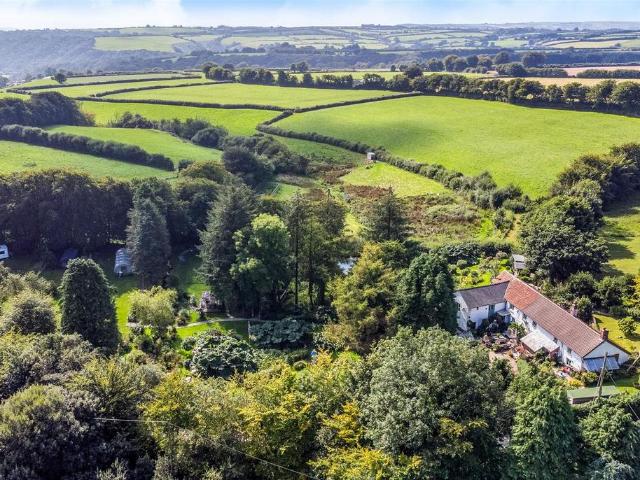 6 bedroom detached house for sale