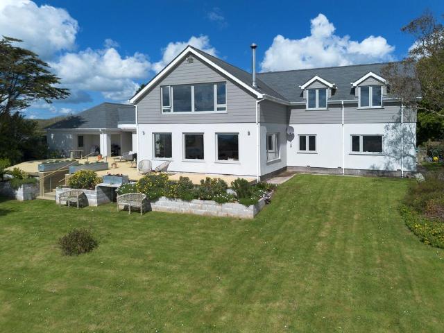 6 bedroom detached house for sale