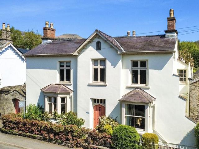 6 bedroom detached house for sale