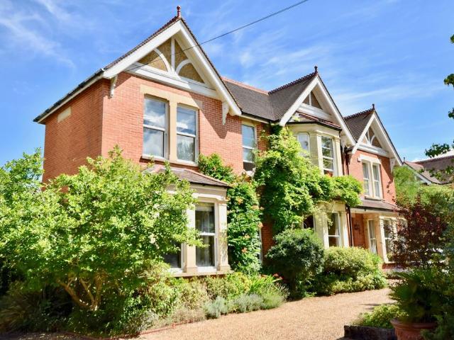 6 bedroom detached house for sale