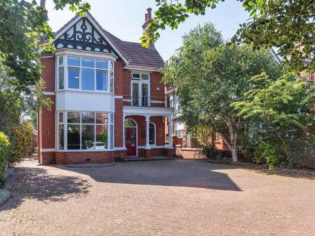 6 bedroom detached house for sale