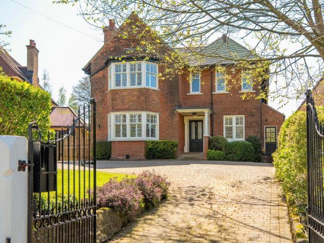 6 bedroom detached house for sale