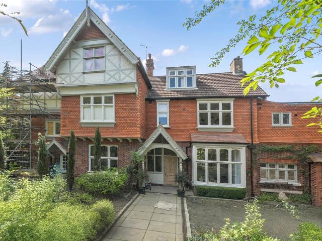 6 bedroom detached house for sale