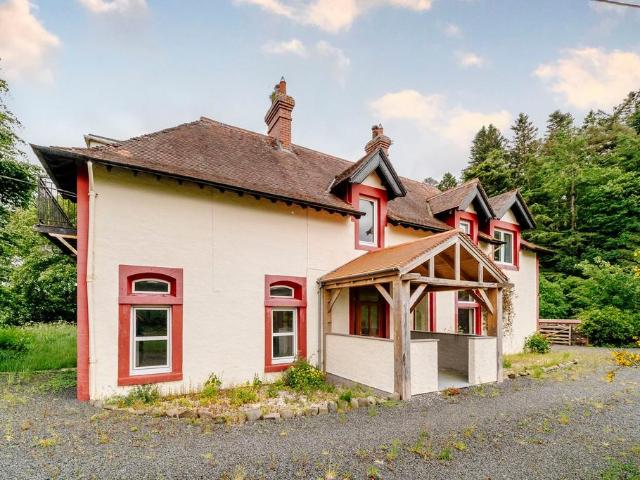 6 bedroom detached house for sale