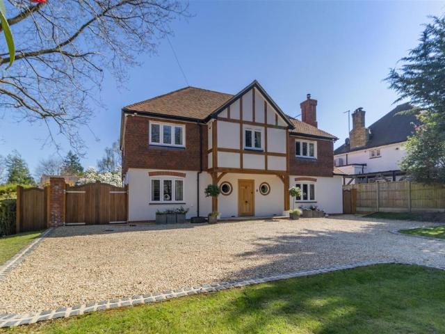 6 bedroom detached house for sale