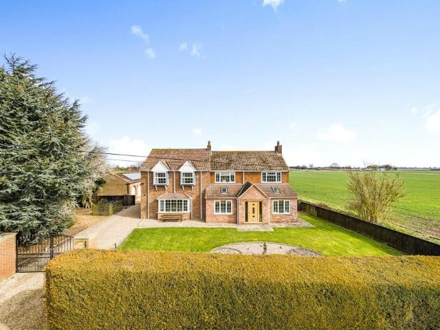 6 bedroom detached house for sale