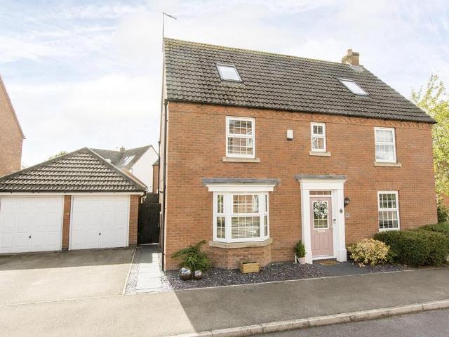 6 bedroom detached house for sale