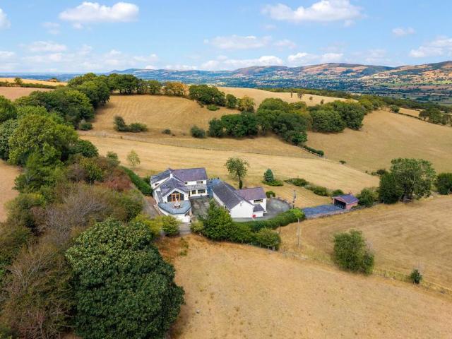 6 bedroom detached house for sale