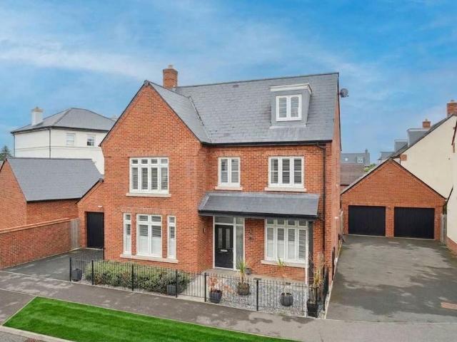 6 bedroom detached house for sale