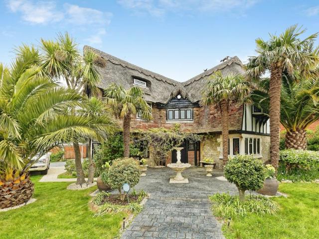 6 bedroom detached house for sale