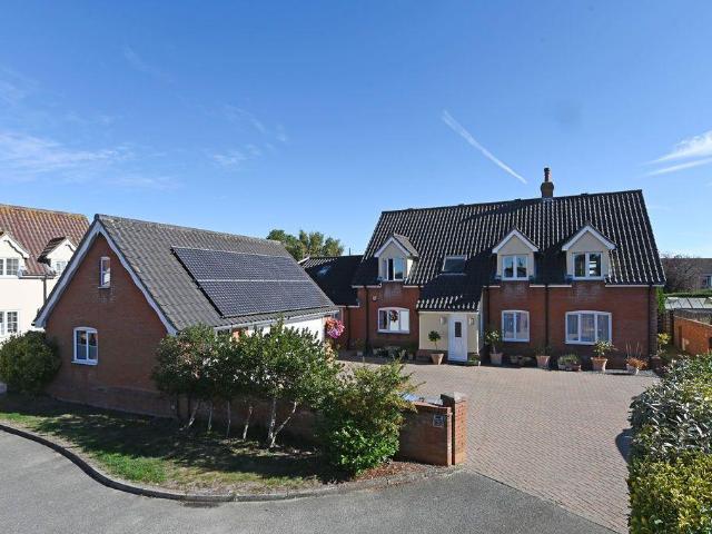 6 bedroom detached house for sale