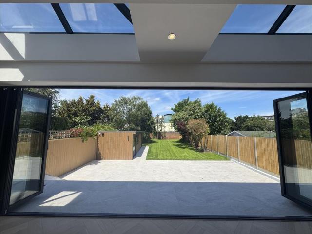 6 bedroom detached house for sale