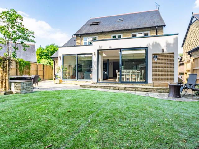 6 bedroom detached house for sale