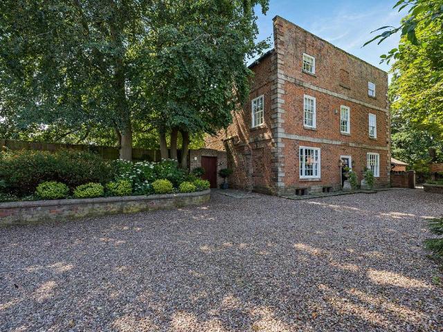 6 bedroom detached house for sale